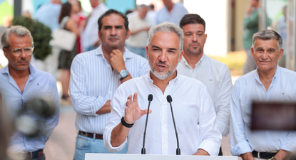 Elías Bendodo en una visita a San Pedro de Alcántara