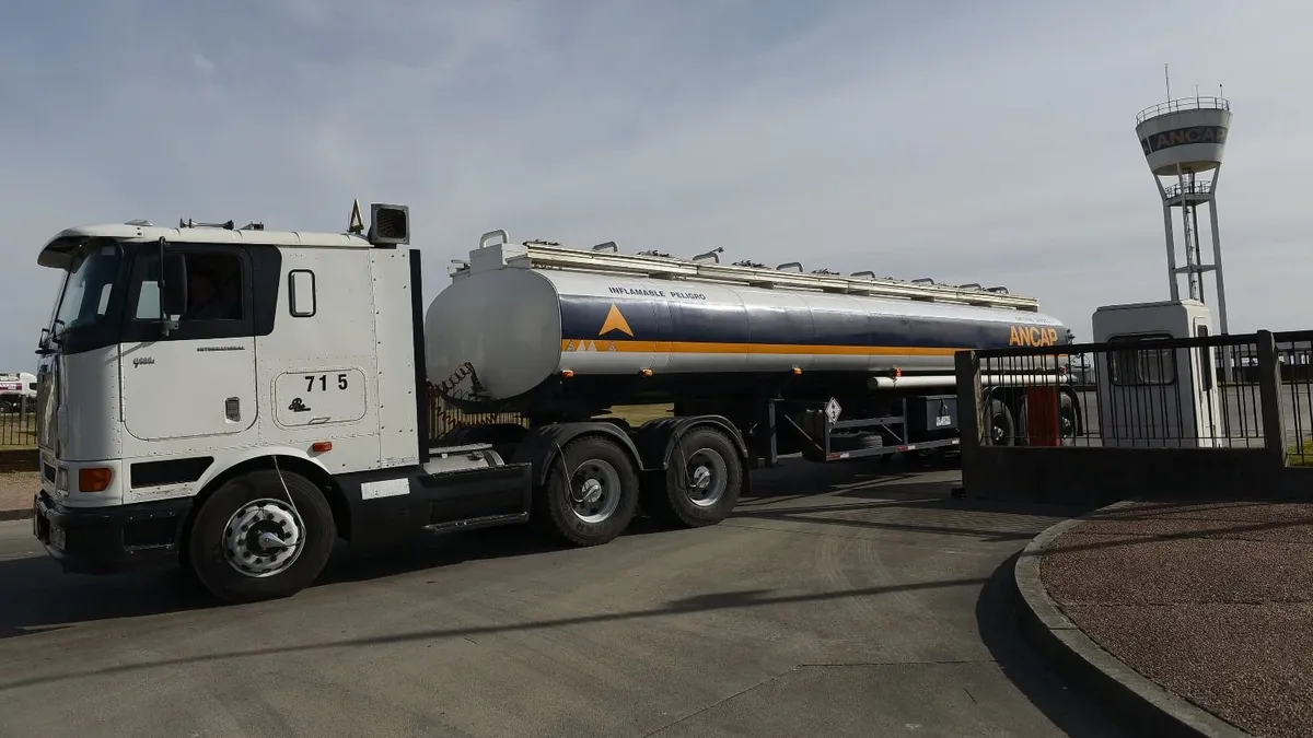 Ancap comunicó reestablecimiento de suministro de combustible de aviación tras conflicto con Fancap