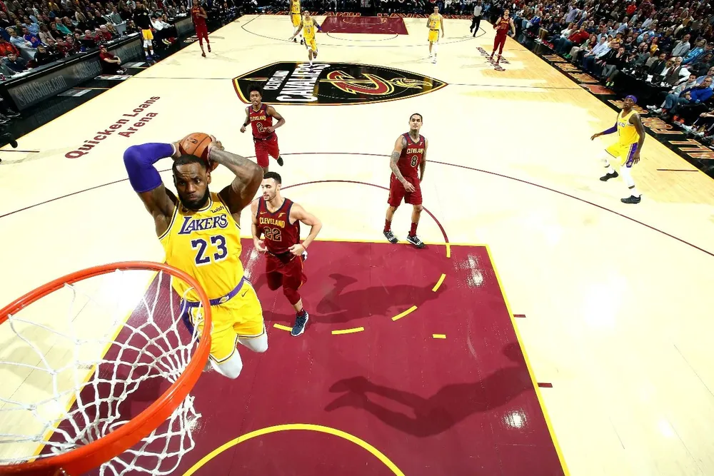 LeBron volvió a Cleveland y anotó 32 puntos