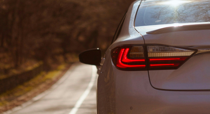 como hablar con el auto: que significan los codigos de luces en la ruta y cual es el error mas comun