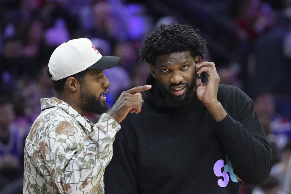 Paul George y Joel Embiid