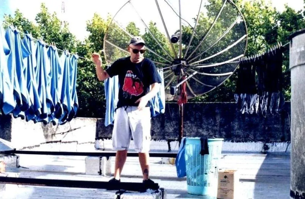 Álvaro Larrosa trabajando de todo un poco, aquí, como equipier, lavando la ropa del equipo de la Mutual en la azotea de la sede