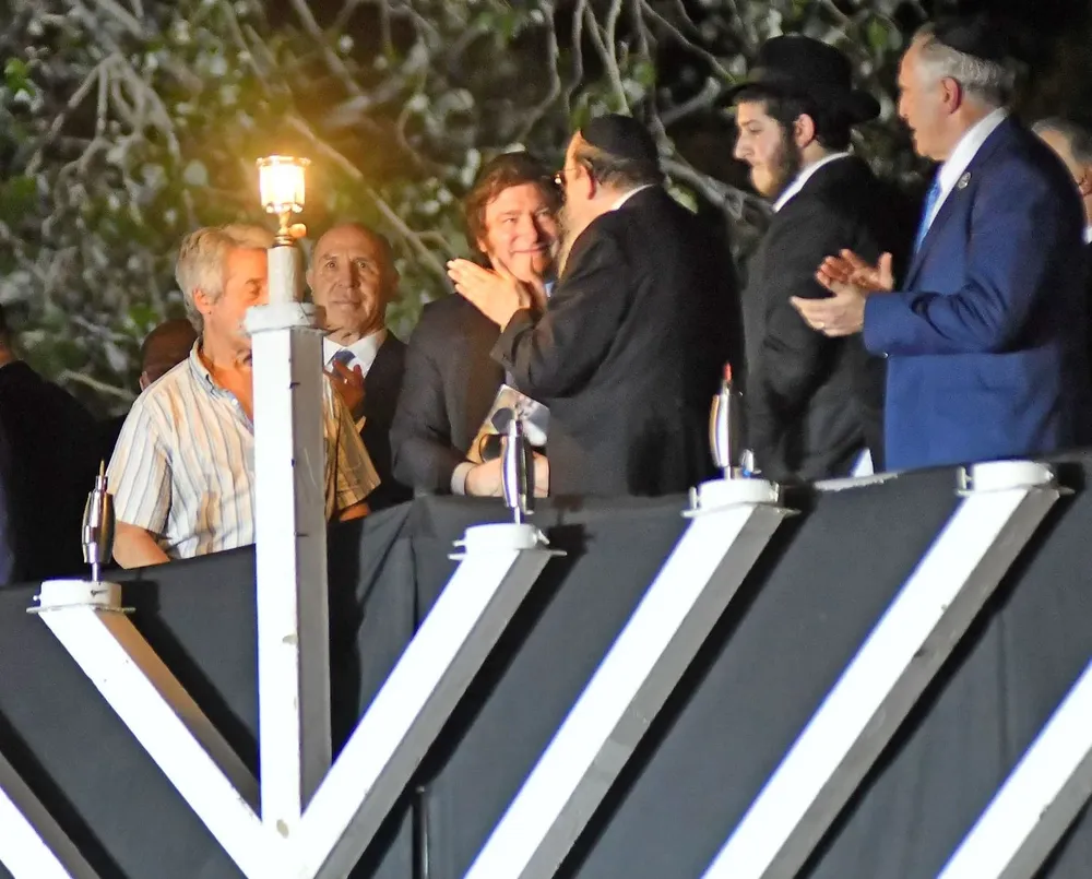 Milei al encender la vela de Jánuca