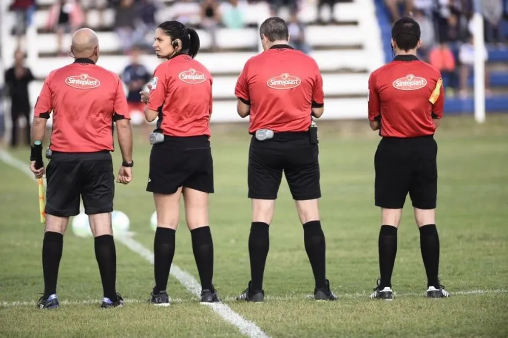 La cuarteta arbitral en el Juventud-Cerro