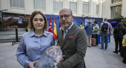 La delegada de Cultura, Turismo y Deporte, Marta Rivera de la Cruz , junto con el delegado de Políticas Sociales, Familia e Igualdad, José Fernández, durante el reparto de las piezas del monumento del 11M.