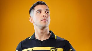 Leonardo Fernández con la nueva camiseta de alternativa de Peñarol