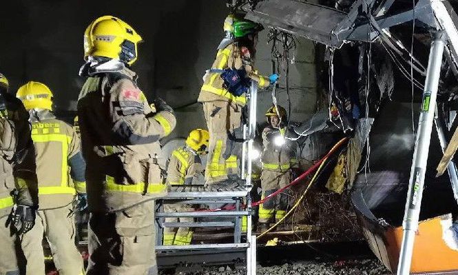 Un equipo de bomberos inspecciona el accidente de tren en Cataluña.
