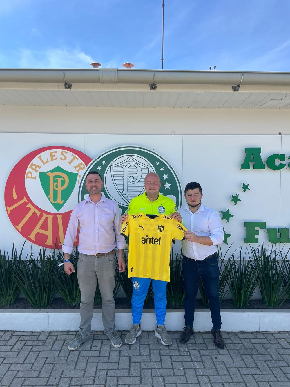 Bernardo Martins y Federico Terryn con el dirigente de Palmeiras Douglas Grama