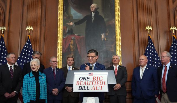 Johnson habla con la prensa tras la aprobación del proyecto