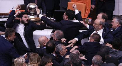 Pelea masiva en el parlamento de Turquía