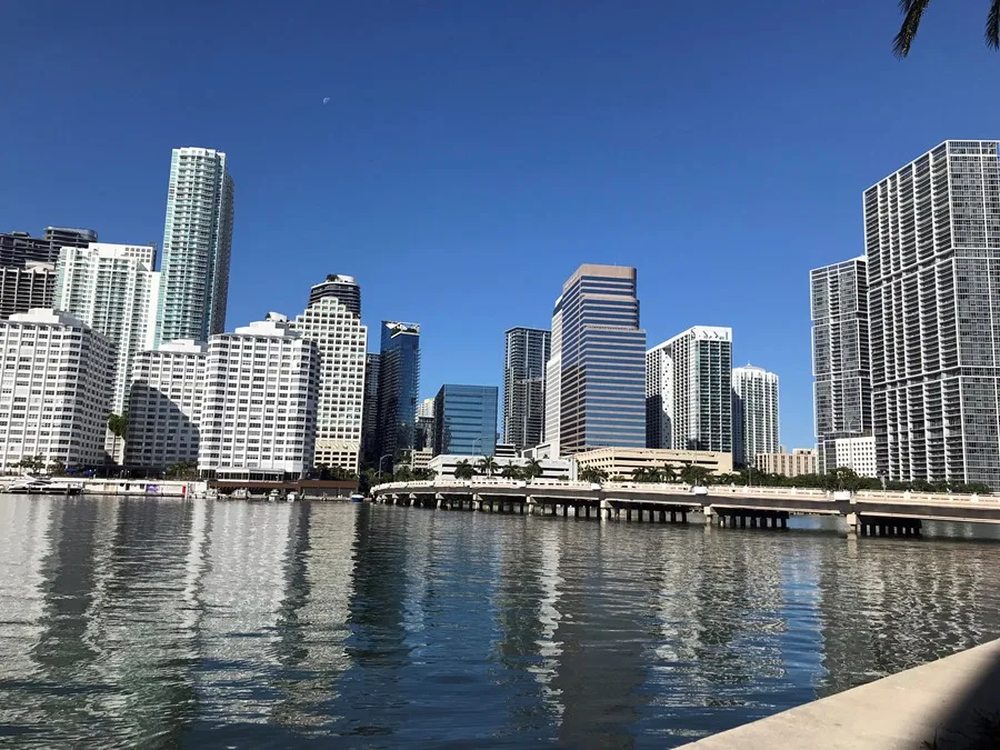 Vista de los grandes edificios sobre el río Miami en Brickell.