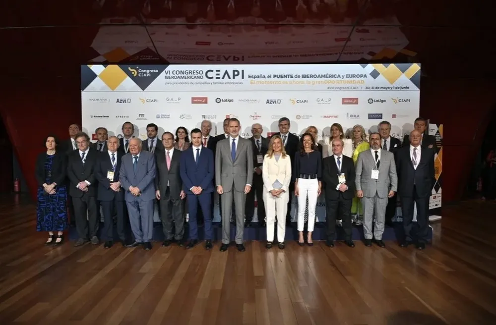 El Rey Felipe VI junto a los empresarios que exponen en CEAPI