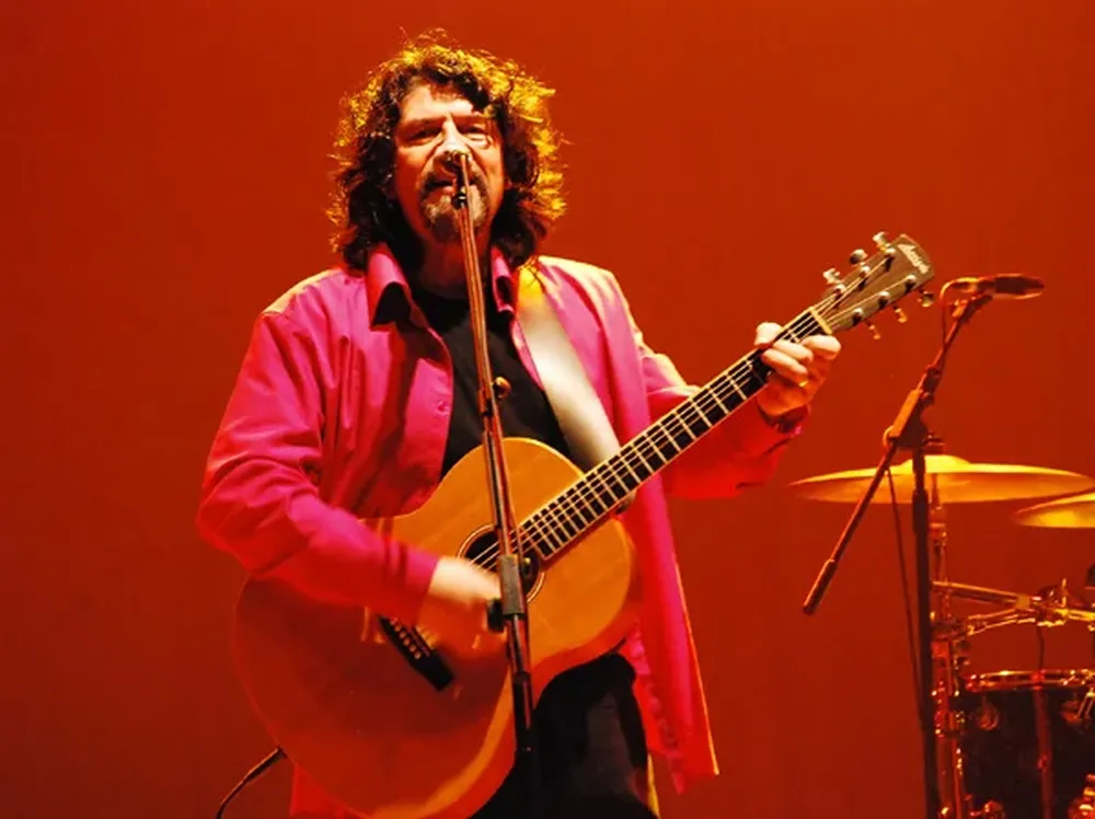 El guitarrista Phil Bates se fracturó, pero esta noche tocará en silla de ruedas