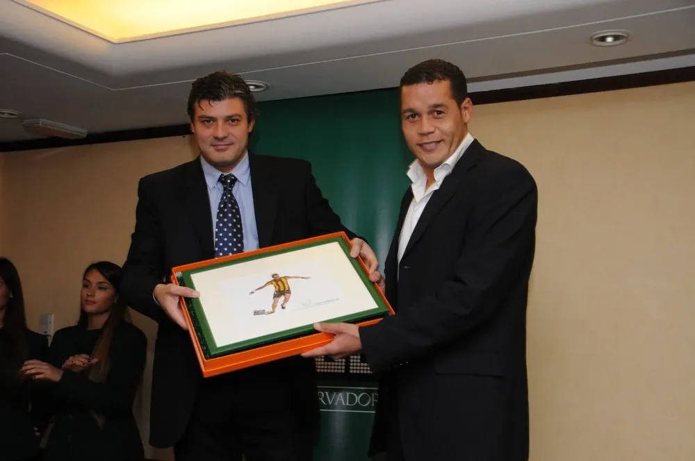 Tito Goncálvez entrega el premio a Darío Rodríguez, mejor defensa de Fútbolx100