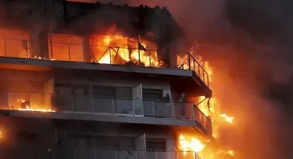 Dos personas aguardan en el balcón a ser rescatadas