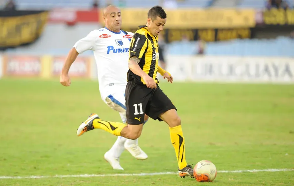 Fabián Estonayoff ante Liverpool