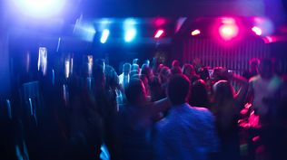 Adolescentes organizaron una fiesta privada cerca del Campeón del Siglo y fueron rapiñados: los encerraron en un contenedor
