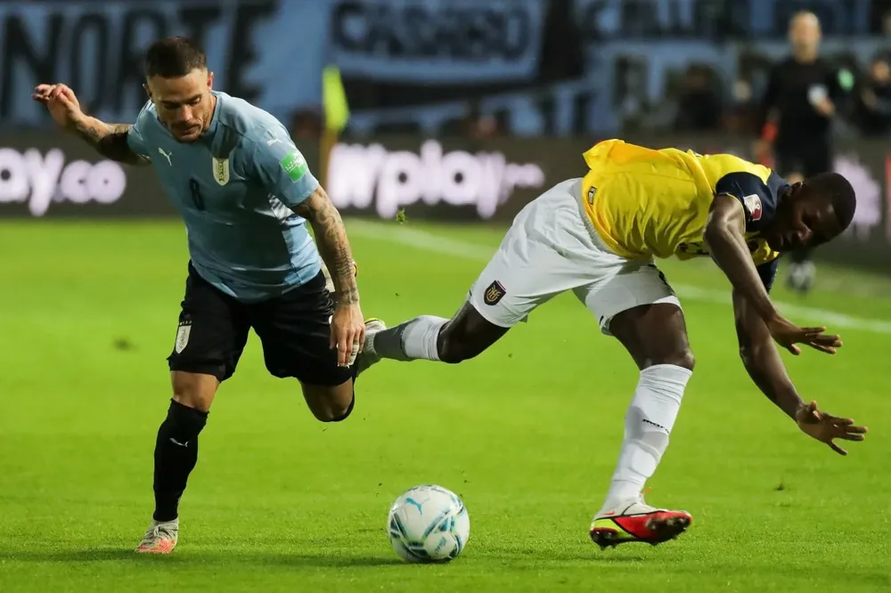 Él preciso momento en que Nández cuerpea a Caicedo para luego tirarse de cabeza