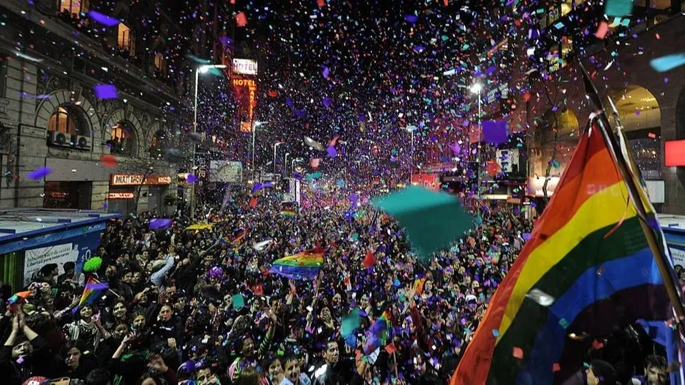 Una multitud en una de las celebraciones pasadas del Orgullo en Montevideo, Uruguay.