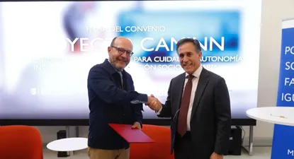 El delegado de Políticas Sociales, Familia e Igualdad, José Fernández, y el director general de Servicios de OHLA, José Antonio de Cachavera Sánchez, tras la firma del convenio de colaboración.