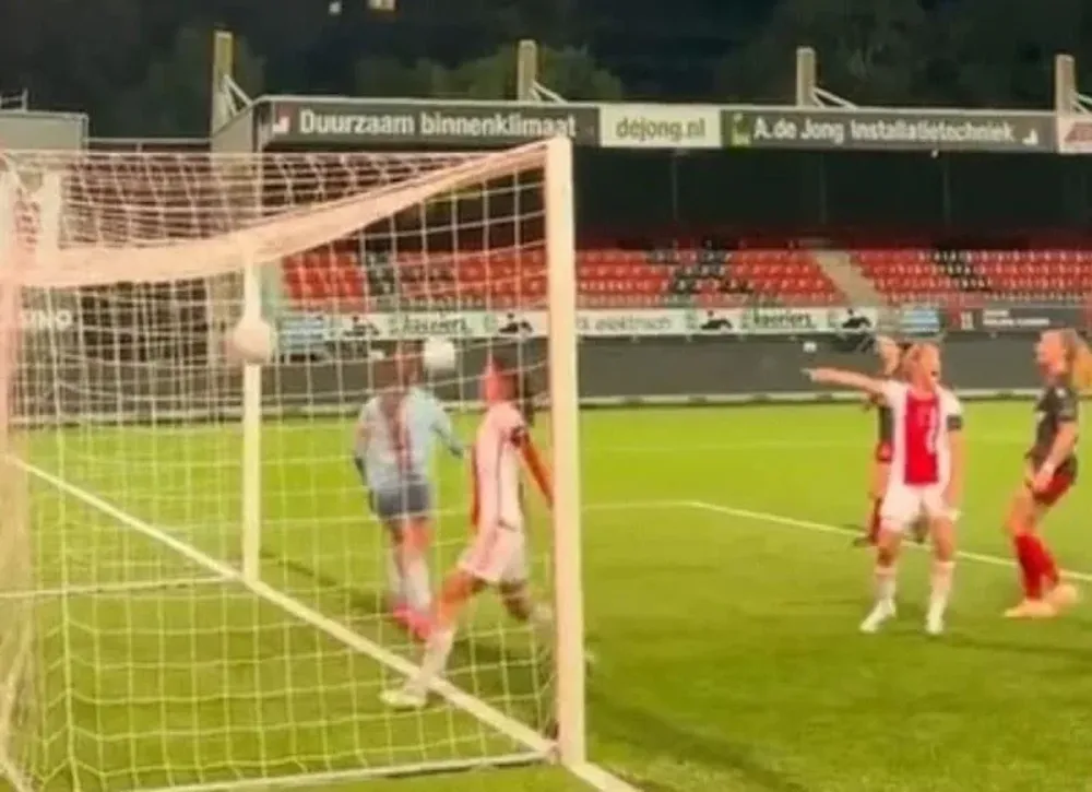 El insólito gol que le convirtieron a la arquera de Excelsior de Holanda