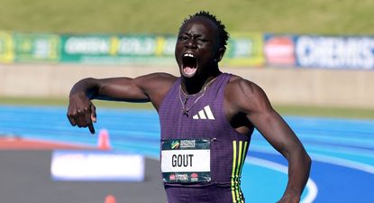 El australiano Gout Gout celebra luego de ganar los 200 metros en Sídney