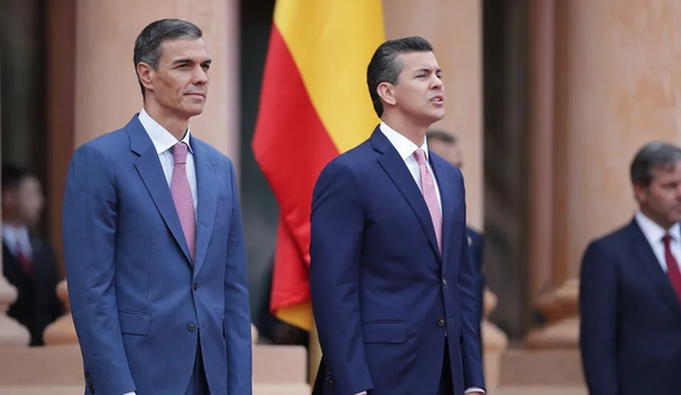 El presidente del Gobierno de España, Pedro Sánchez junto al presidente de Paraguay, Santiago Peña.