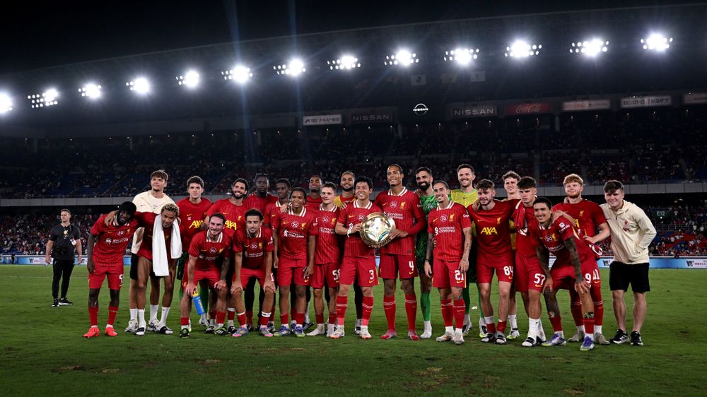 Darwin Núñez y el plantel de Liverpool en Japón