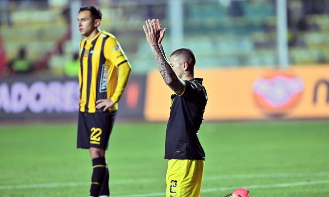 Léo Coelho celebra la clasificación de Peñarol ante The Strongest en la altura de La Paz por la Copa Libertadores