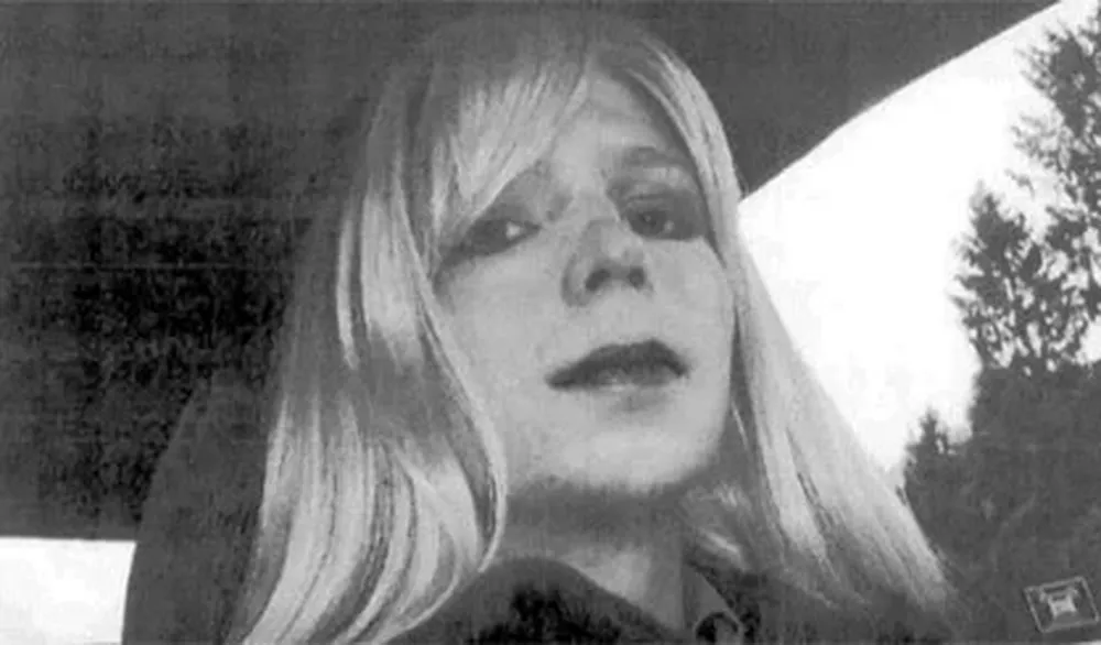 Bradley Manning vestido de mujer