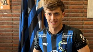 Vicenzo Macchia al firmar su contrato profesional con Liverpool