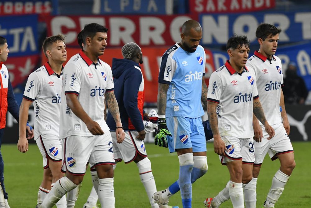 Los jugadores de Nacional se retiran cabizbajos ante Fénix