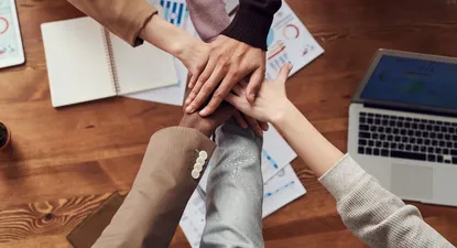 Equipos de trabajo se desarrollan fuera de la oficina para mejorar su trabajo en equipo en la empresa