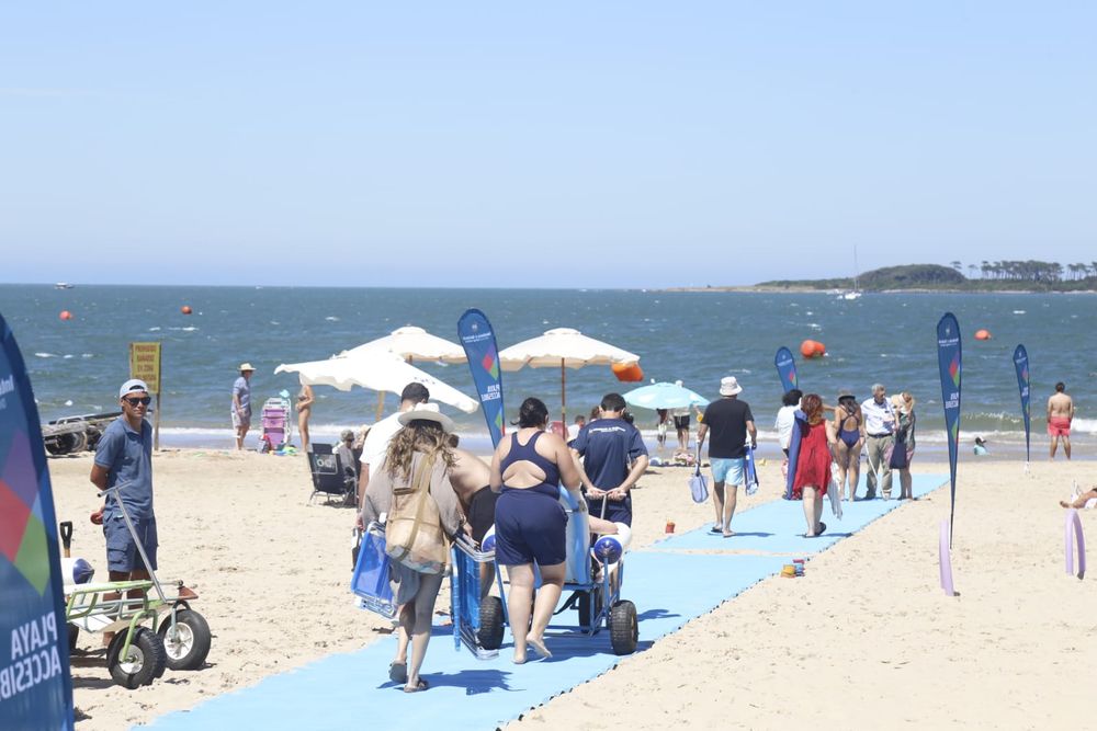 Alfombra de una de las playas accesibles de Maldonado