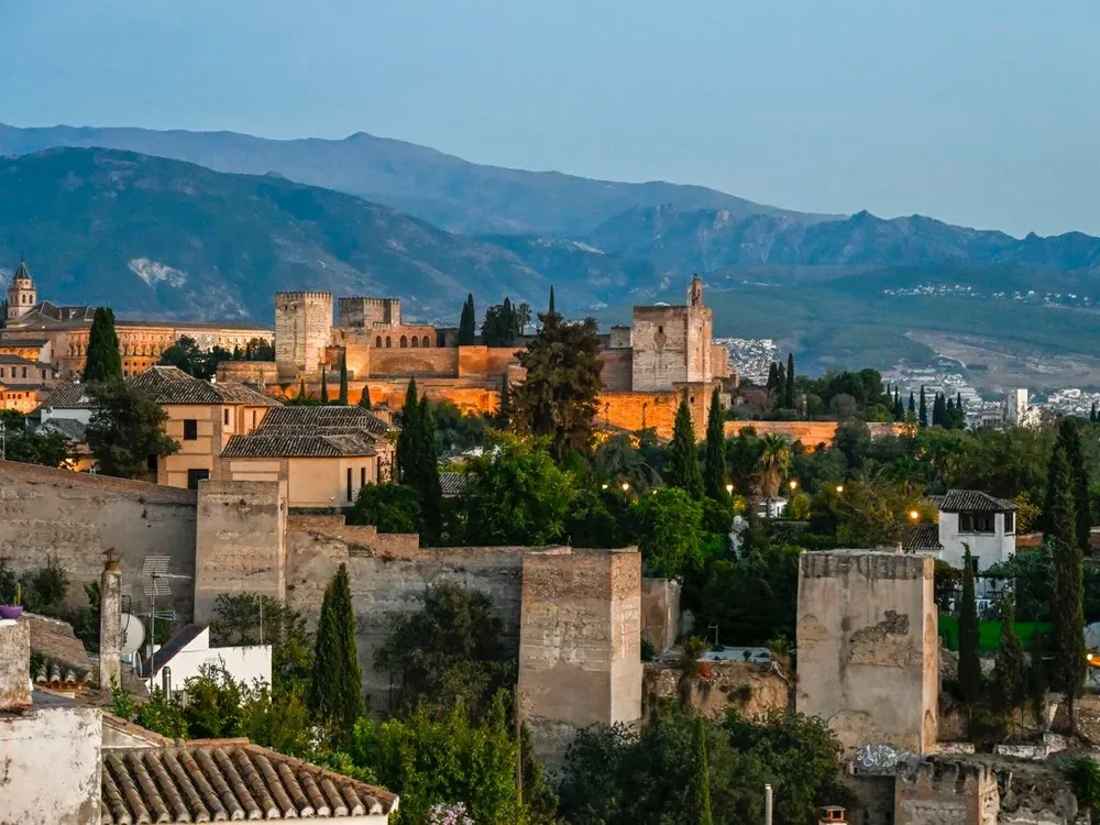 La Alhambra, visitada por millones de personas por año.