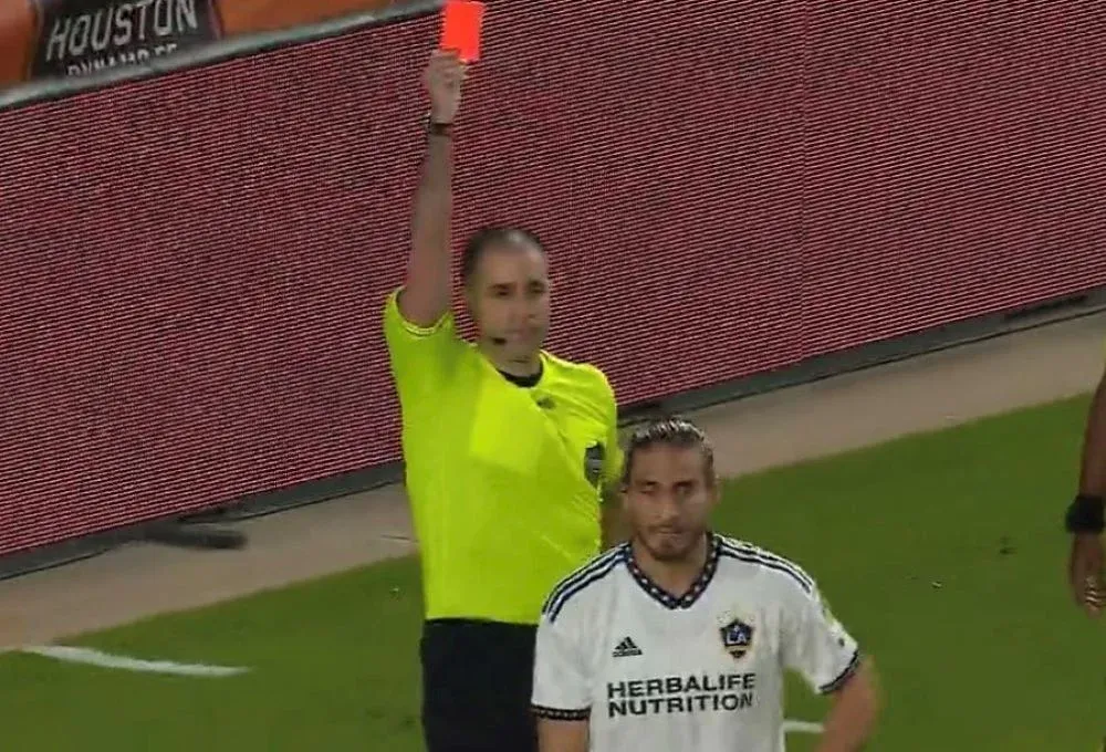 Martín Cáceres vio la roja en la MLS este domingo en la madrugada uruguaya