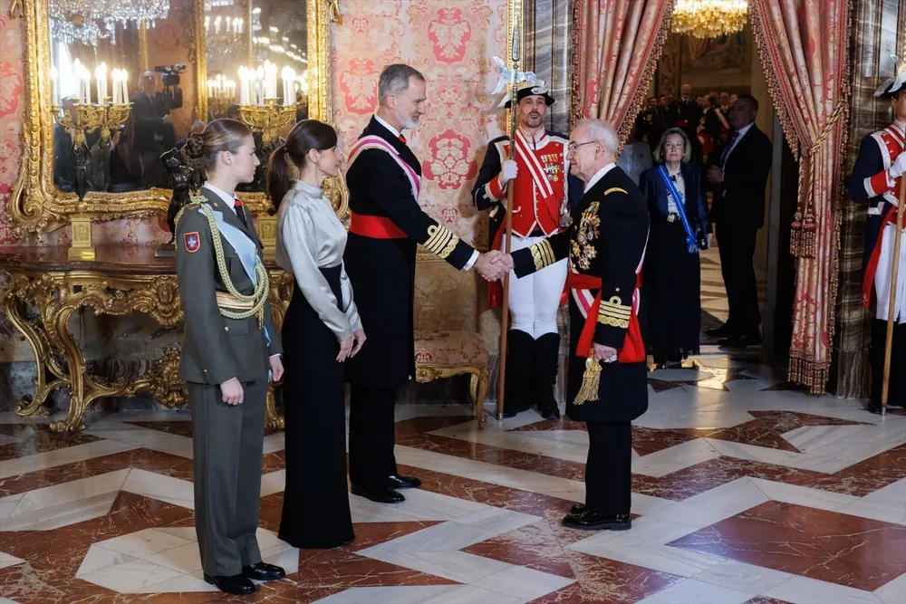 La Princesa Leonor; la Reina Letizia; el Rey Felipe VI, y el jefe de Estado Mayor de la Defensa (JEMAD), Teodoro Esteban López Calderón, durante la recepción en la Pascua Militar, en el Palacio Real.