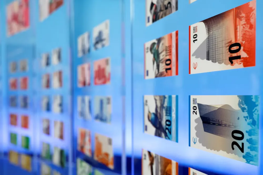 Los dise&ntilde;os preseleccionados para los futuros billetes de euro se exhiben en la sede del BCE.