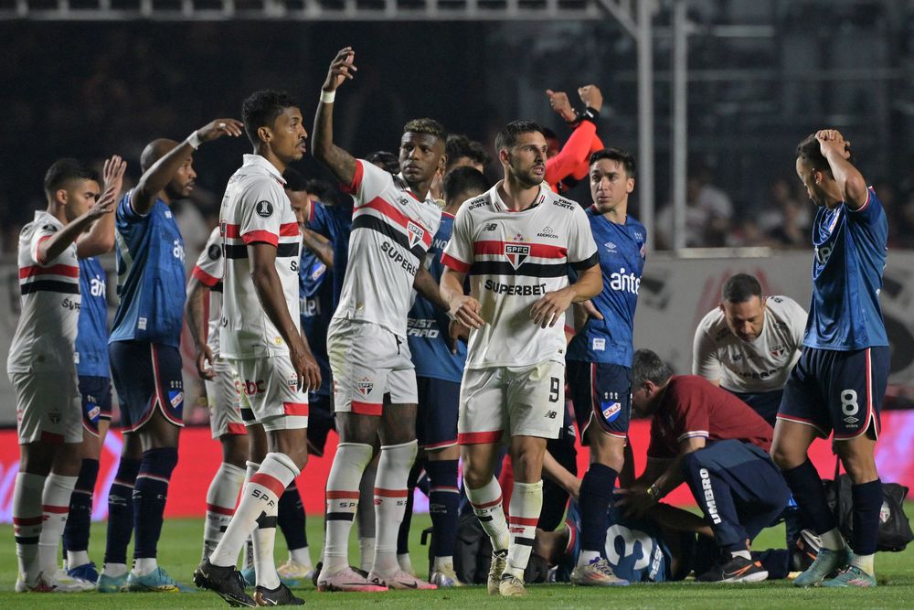 Juan Izquierdo es atendido en la cancha del MorumBIS Juan Izquierdo es atendido en la cancha del MorumBIS