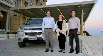 Pablo Ramos, Sandra Pereyra y Agustin Repiso con el nuevo modelo Chevrolet