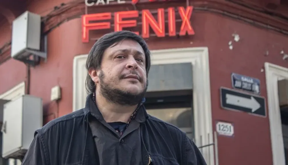 Hernán Casciari frente al Bar Fénix de Ciudad Vieja, donde se desarrolló el taller