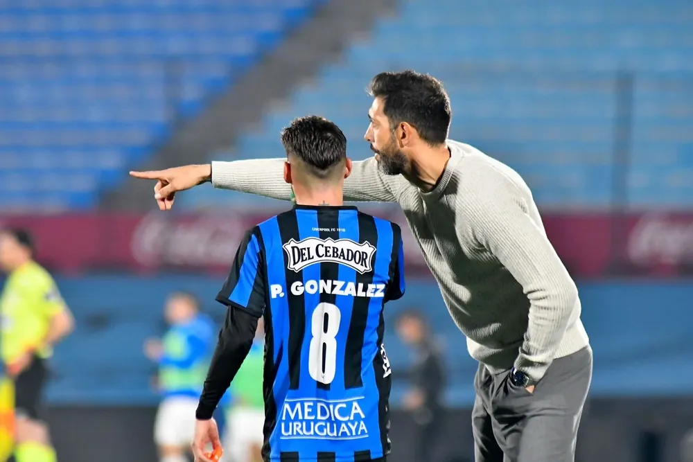 Jorge Bava, entrenador de Liverpool, y Pablo González