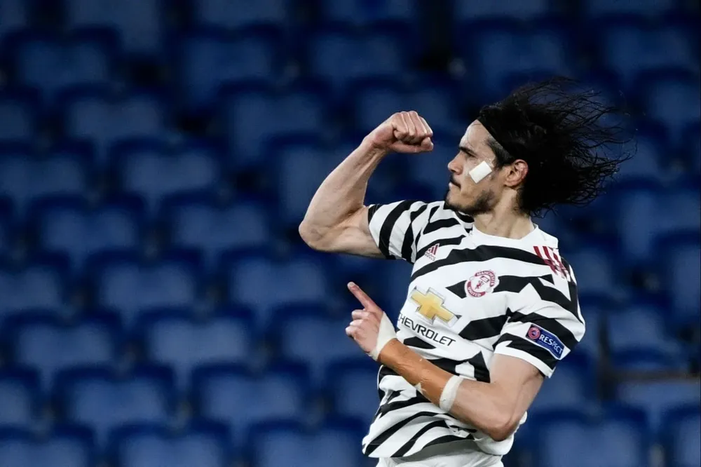 Edinson Cavani empezó en el banco ante Aston Villa