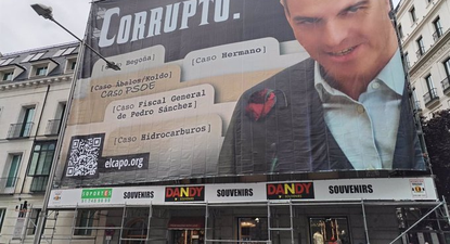 Estética de El Padrino y el lema Corrupto: la lona contra Pedro Sánchez que Hazte oír cuelga frente al Congreso