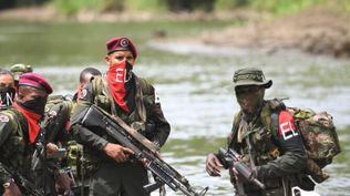 Unos rebeldes de la guerrilla Ejército de Liberación Nacional ELN patrullan en el río Baudo, en la provincia colombiana de Chocó.