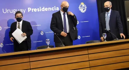 Fernando Paganini, Rafael Radi y Henry Cohen, integrantes del comité de científicos que asesora al gobierno