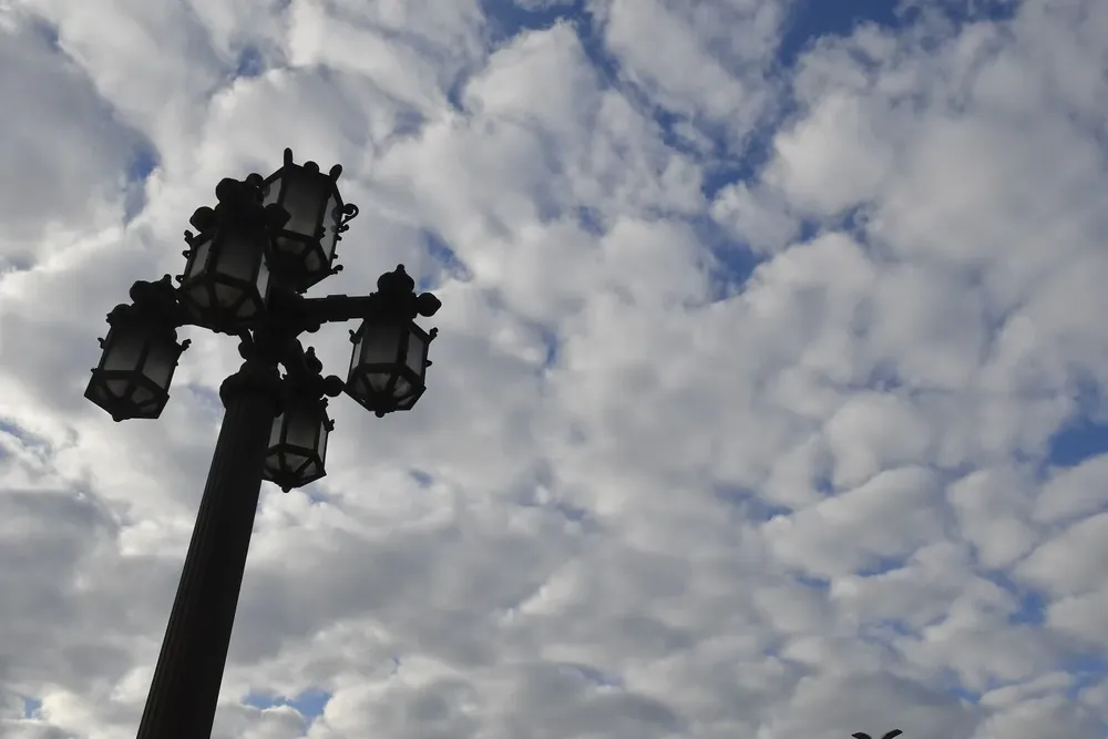 Cielo nuboso a algo nuboso en el área metropolitana.