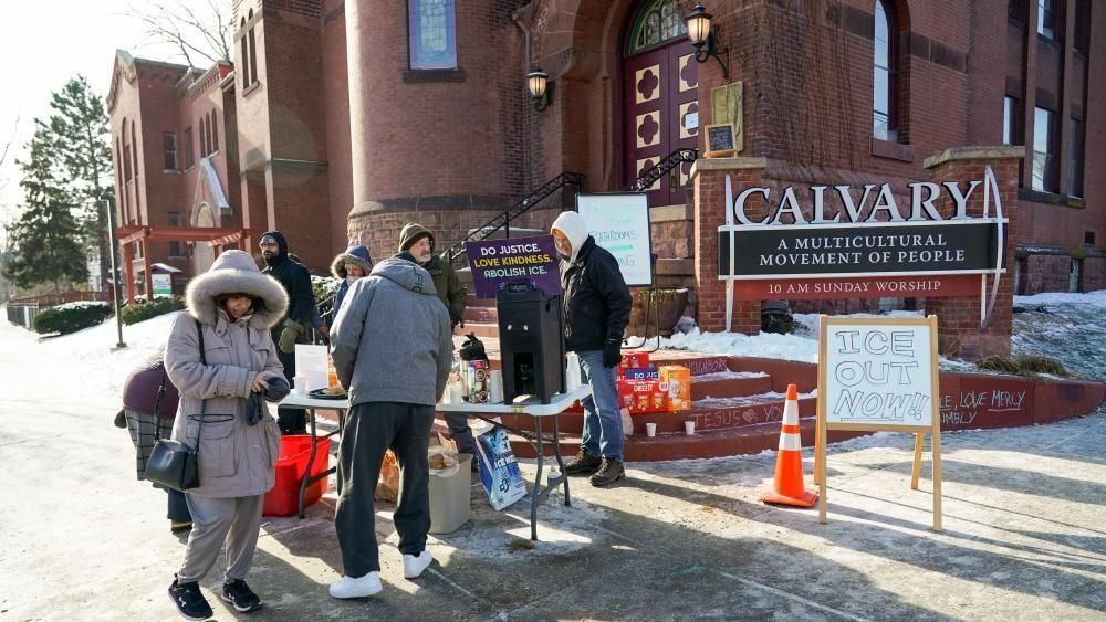 Voluntarios y personal de la iglesia repartieron café, bocadillos y calentadores de manos en esta iglesia de Mineápolis el domingo.