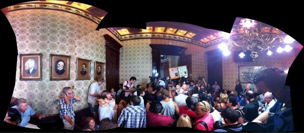 Panorámica de los manifestantes dentro del recinto de la Suprema Corte de Justicia