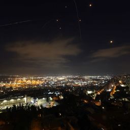 Los sistemas de defensa aérea israelíes se activan para interceptar misiles iraníes sobre la ciudad de Haifa el 15 de junio de 2025. Israel e Irán intercambiaron intensos disparos por tercer día consecutivo el 15 de junio, con crecientes bajas y objetivos en expansión, lo que marca una fuerte escalada en las hostilidades entre los viejos enemigos.